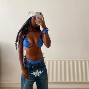 Mouna Traoré Instagram - The last (almost) month in London has been incredibly soul affirming. I’ve always felt like I was meant to live here, and every time I come, I never want to leave! When I visited in the spring, something told me I needed to come back and I’m so glad I did!!! Thank you to my beautiful community of friends, many of whom are almost like family. And thank you to new people who welcomed me into their life🤎I have never felt more at peace and in alignment. I’m so so inspired and grateful for all the wonderful moments - seeing my lil bro off to CSM, walking my ass off, taking a short course at RADA, going to carni, eating all the sardines on toast, seeing live theatre, finding an incredible braider in Peckham and going to the most legendary house jam! Laaawwd, what a time! My heart feels like it found a second home…

See you sooner rather later ✌🏿❤️‍🔥
