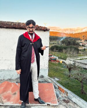 MoveMind Instagram - O meu castelo é uma eira, o fumo é de uma queimada, a capa rota é de me encostar na lareira porque tenho frio, esta é mais uma peruca, aqui é a minha escola onde aprendo diariamente com vocês… este sou eu… Move o mágico  Mind 👊🧙‍♂️🪄🧹👊 
Live pelas 19h com drops ativos, até já