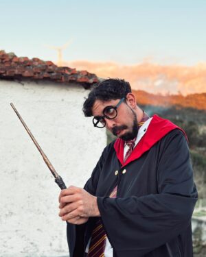 MoveMind Instagram - O meu castelo é uma eira, o fumo é de uma queimada, a capa rota é de me encostar na lareira porque tenho frio, esta é mais uma peruca, aqui é a minha escola onde aprendo diariamente com vocês… este sou eu… Move o mágico  Mind 👊🧙‍♂️🪄🧹👊 
Live pelas 19h com drops ativos, até já