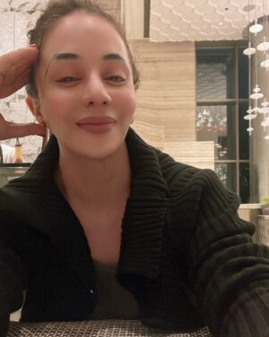 Mrinal Deshraj Instagram - SMILING MY WAY THROUGH LIFE❤️
:
Dinner time- best time❤️
:
#birthday #buffet #dinner #jwmariott #family #familytime #selfie #besttime #happiness #love #blessed #food ##beautifullife #mreedaazle #mreenaldeshraj ❤️