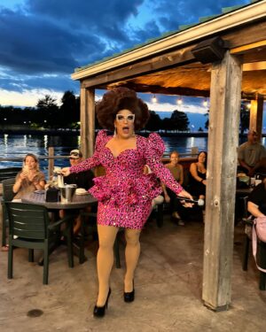 Mrs. Kasha Davis Instagram - So much fun tonight at @silk_oloughlins tonight with @dragme2thestage 🤩🤩🤩🤩

Gals: @aggydune @dariennelake @carmenadore @mrskashadavis 
DJ MR DAVIS @splevins 

#drag #mrskashadavis #dragisnotacrime
