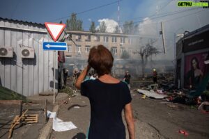 Mstyslav Chernov Instagram - Another horrible attack in Ukraine.

At least 16 people were killed and dozens were wounded Wednesday when Russian shelling struck a market in a city in eastern Ukraine, officials said.

The deadly attack came as U.S. Secretary of State Antony Blinken visited Kyiv and was expected to announce more than $1 billion in new American funding.
Internal Minister Ihor Klymenko published a video of the immediate aftermath, showing emergency workers at the site.

Klymenko said 16 people were killed and 28 injured.

According to Klymenko, Emergency service workers extinguished the fire that damaged about 30 pavilions at the outdoor market.

#ukraine #russia #invasion #war #Kostiantynivka #photo #documentary #news #apnews #politics #floods