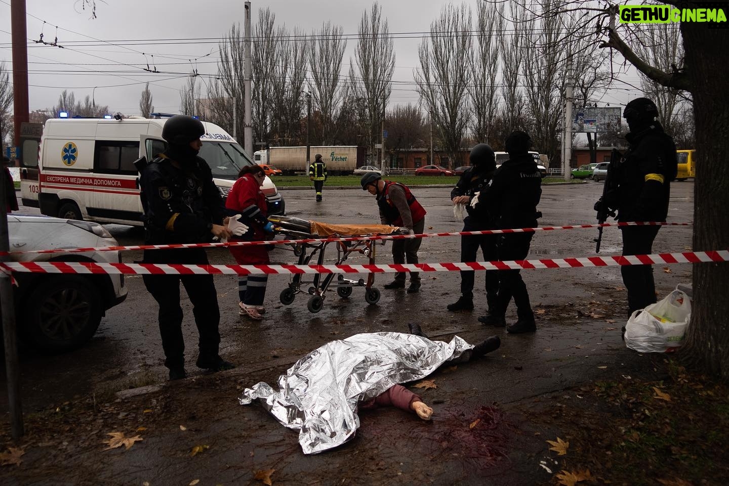Mstyslav Chernov - 4.1K Likes - Police and paramedics cover body of a woman killed by Russian shelling in Kherson, southern Ukraine, Friday, Nov. 25, 2022.(Mstyslav Chernov)
#ukraine #russia #invasion #war #medics #kherson #documentaryphotography #documentary #news #apnews