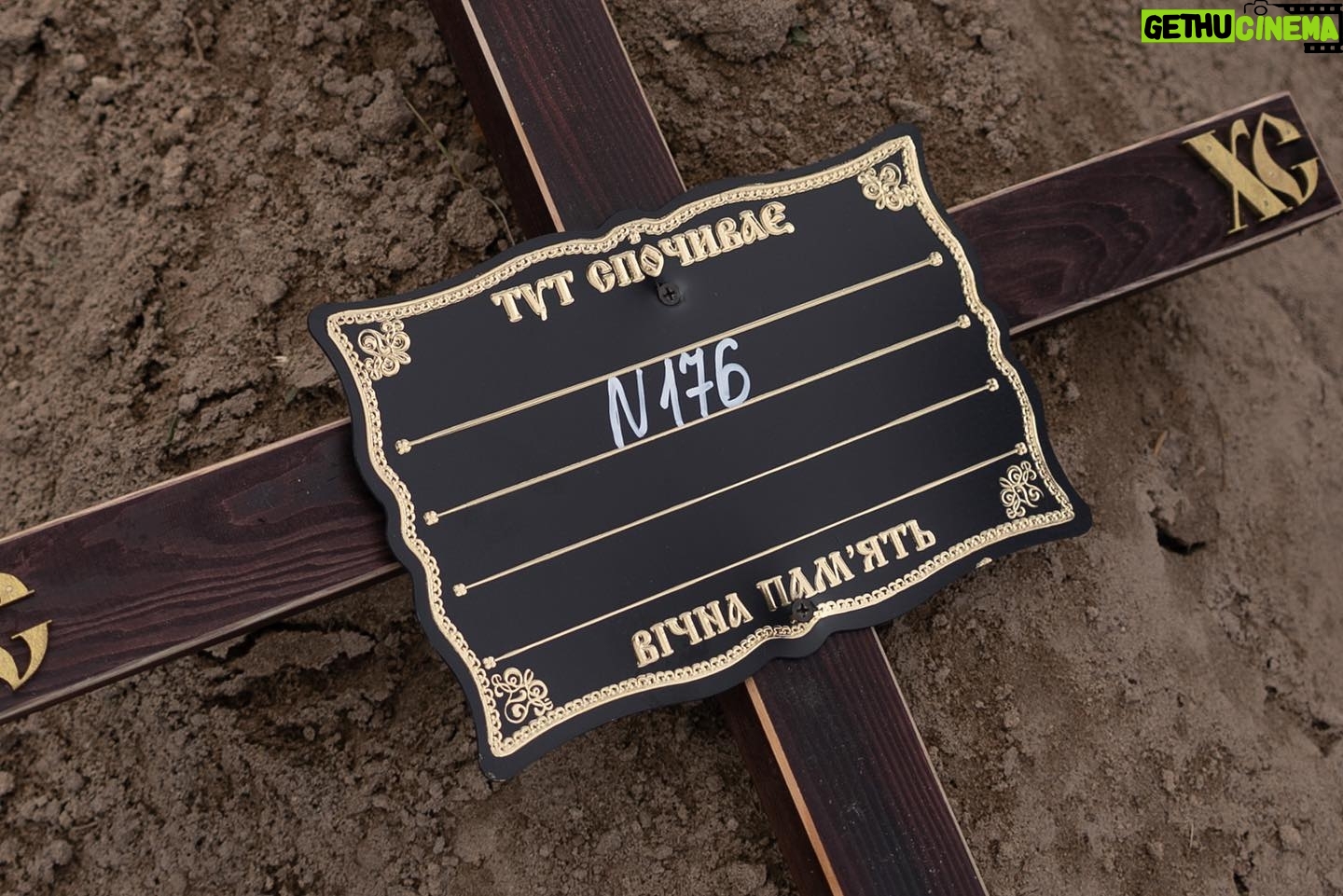 Mstyslav Chernov - 3.3K Likes - Bucha’s name has come to evoke savagery by Moscow’s military since its full-scale invasion of Ukraine began in February 2022.
Ukrainian troops who retook the town near Kyiv found the bodies of men, women and children on the streets, in yards and homes, and in mass graves.
Many showed signs of torture.
Photo by @mstyslav.chernov
#Ukraine #russia #invasion #war #warcrimes #bucha #documentaryphotography #photography #news