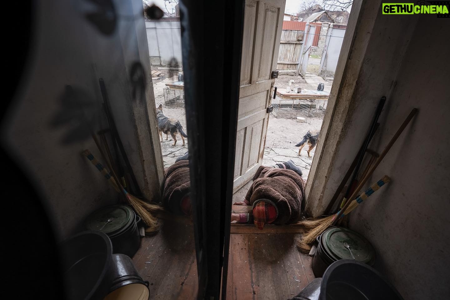 Mstyslav Chernov - 5.8K Likes - Bucha’s name has come to evoke savagery by Moscow’s military since its full-scale invasion of Ukraine began in February 2022.
Ukrainian troops who retook the town near Kyiv found the bodies of men, women and children on the streets, in yards and homes, and in mass graves.
Many showed signs of torture.
Photo by @mstyslav.chernov
#Ukraine #russia #invasion #war #warcrimes #bucha #documentaryphotography #photography #news