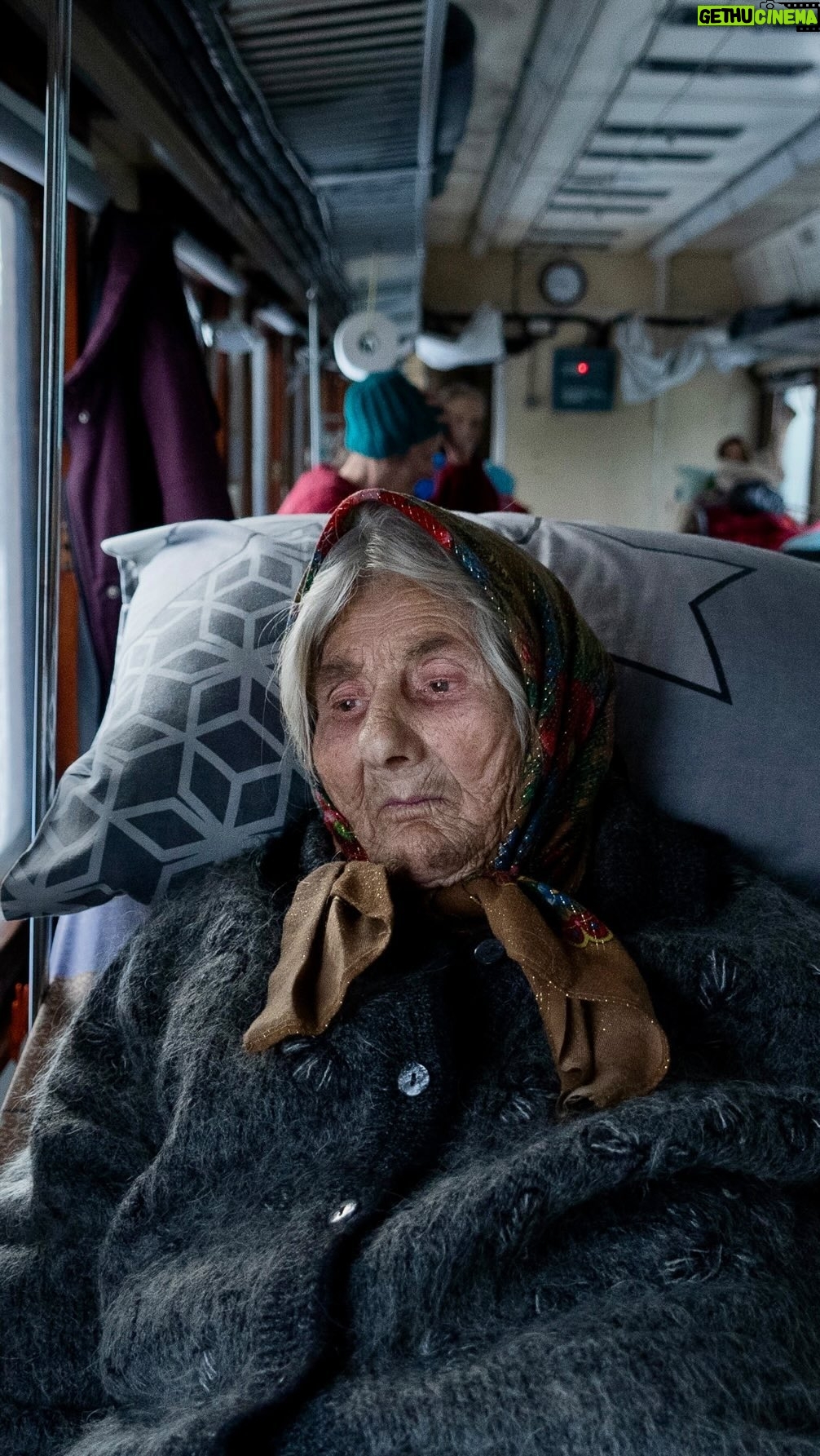 Mstyslav Chernov - 3.1K Likes - As the Russian offensive continues, Ukrainian Red Cross volunteers evacuate immobile patients from the hospitals of the Donetsk region.
They transport them from the hospital to a Doctors Without Borders medical train that evacuates patients to safer regions of Ukraine.
One of the evacuees is Svitlana Truba, from Slovyansk.
«I don’t want to leave. I don’t want to leave Slovyansk. My heart is breaking. I’m leaving it behind. God, please help Slovyansk, God please help Ukraine, help all of us,» she said.
«It’s very important to evacuate people from this region. The fighting still continues, and it’s wintertime. It’s dangerous and cold. The heating networks are getting destroyed,» Oleksandr Lavreniuk, chief of the Ukrainian Red Cross volunteers a quick response team said.
Ukraine’s presidential office said Tuesday that Russian shelling killed at least three civilians and wounded another eight over the previous 24 hours as fighting continued in the south and east.
Russian forces shelled 17 towns and villages in the Donetsk region, Gov. Pavlo Kyrylenko said.
Ukraine officials also reported intense shelling and air strikes in Luhansk province, while in the south Russian forces shelled the city of Kherson 13 times over 24 hours, destroying a railway and residential buildings.
#ukraine #russia #invasion #donbas #hospital #medicine #redcross #msf #slovyansk #humanitarian