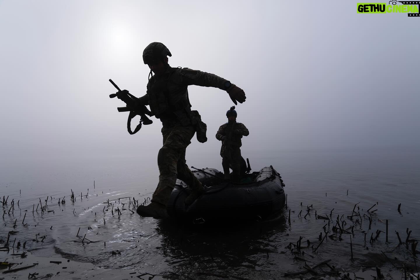 Mstyslav Chernov - 5.8K Likes - A Ukrainian serviceman jumps out of the boat on the shore of Dnipro river at the frontline near Kherson, Ukraine, Sunday Oct. 15, 2023. (AP Photo/Mstyslav Chernov)
#ukraine #russia #invasion #war #dnipro #kherson #photo #documentary #news #apnews #politics
