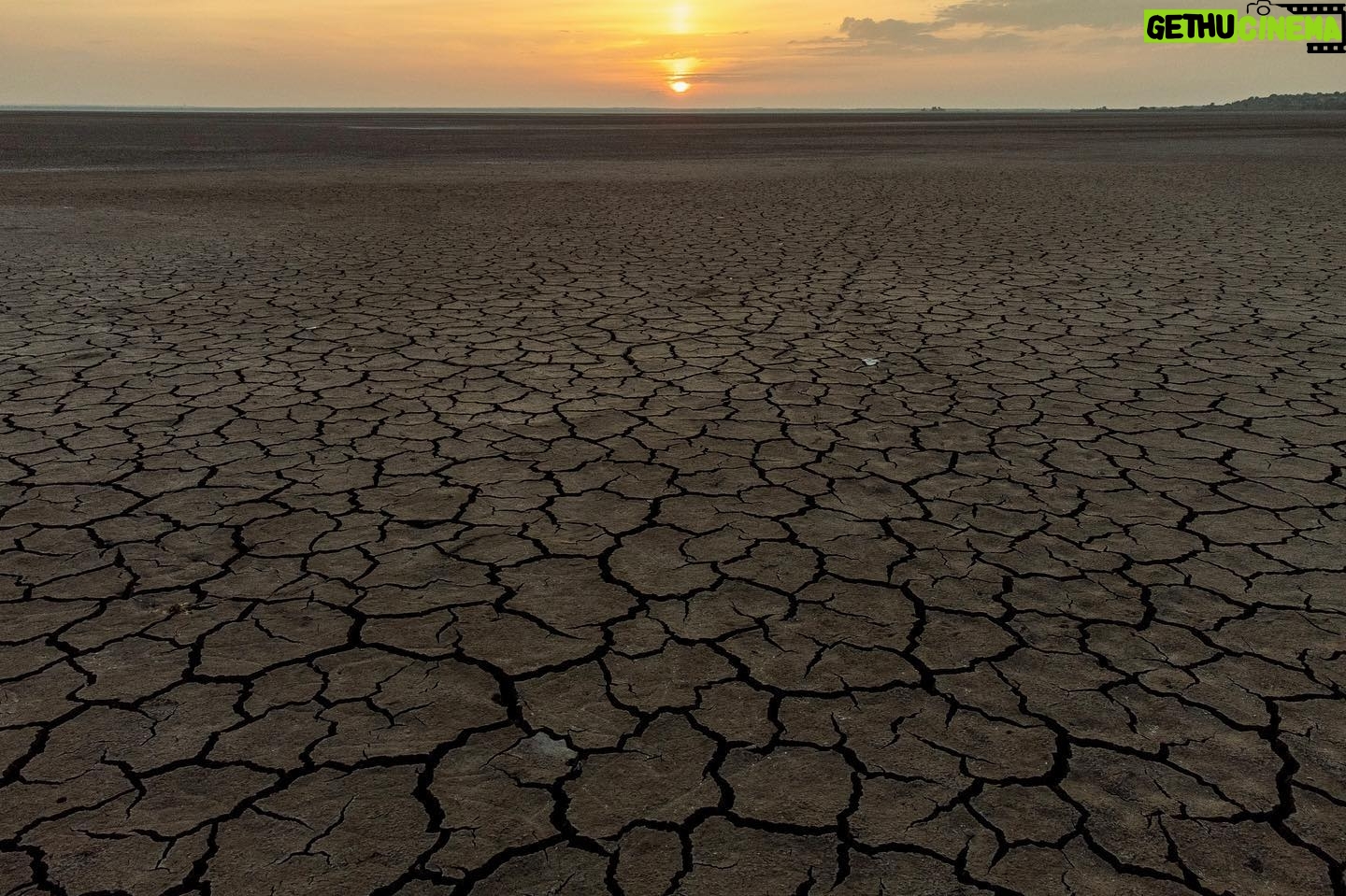 Mstyslav Chernov - 3.2K Likes - The Kakhovka reservoir is turning into a desert.
25 June 2023
Photo: @mstyslav.chernov
#ukraine #russia #war #invasion #crisis #environment #water #news #sunset