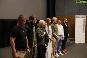 Mstyslav Chernov Instagram - The long-awaited Ukrainian premiere of “20 Days in Mariupol”. It was sad, anxious, but at the same time heartwarming event. Many of those who were with us in besieged Mariupol, doctors, police, military, who saved the lives of civilians and defended the city, stood with us in the cinema theatre. 

And they all got standing ovations.

I am grateful to the AP and Frontline team for their hard work on the film, to the audience for their sincerity, and to the organizers of Docudays for the opportunity to show our work in Ukraine.

Photo: @alexxbabenko @roman_hrytsyna 

@apnews @frontlinepbs @evgenymaloletka @vasilisastepanenko @michellemizner @_jordumb @derlmcc @raneyaronson 

#20daysinmariupol