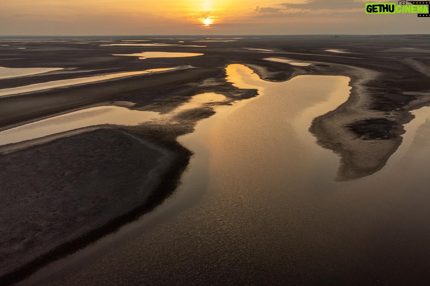 Mstyslav Chernov - 3.2K Likes - The Kakhovka reservoir is turning into a desert.
25 June 2023
Photo: @mstyslav.chernov
#ukraine #russia #war #invasion #crisis #environment #water #news #sunset