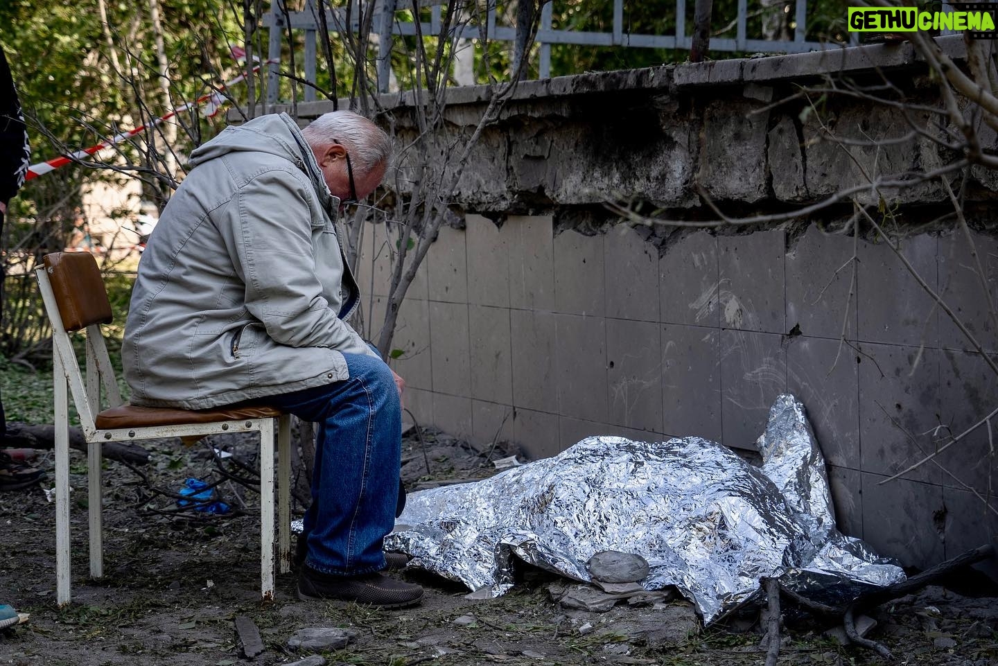 Mstyslav Chernov - 7.9K Likes - Grandfather mourns near a dead body of his grandson after a Russian strike in Kyiv, Ukraine, Thursday, June 1, 2023. Ukrainian officials say the latest pre-dawn Russian missile attack on Kyiv has killed at least three people, including a 9-year-old child and her mother.
(Mstyslav Chernov)
#ukraine #russia #invasion #war #kyiv #photography #documentaryphotography #documentary #news #apnews #politics