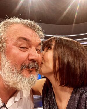 Müfit Can Saçıntı Instagram - Sevgili Aslı Şafak şans öpücüğü verdi… Sürecin hep beraber takipçisi olalım arkadaşlar; Bakalım gerçekten şans getirecek mi😀😀😀 @aslisafak