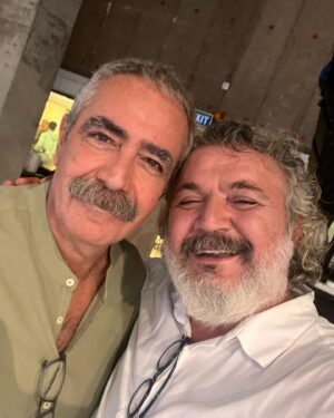Müfit Can Saçıntı Instagram - Gençliğimden beri tanır, sever saygı duyarım. O Hala genç o ayrı🧿 En sevdiğim şarkısı “bu adam benim benim babam”… Çok severim, severim ama dinlememeye çalışıyorum çünkü dinleyince  çok etkileniyorum, duygusallaşıyorum. Uzun süre kendime gelemiyorm…
Yıllar sonra sevgli Aslı Şafak’ın programında karşılaştık @fatihkisaparmakresmi @aslisafak