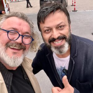 Müfit Can Saçıntı Instagram - Hayatın hayhuyu içinde uzun süre görüşemedik..Dün aniden rastlaştık… Serhat güneş gibi bir adam… Uzun süre görmesen bile, görünce hep aynı ışıltısı, parıltısı ve sıcaklığıyla karşılıyor, kucaklıyor… Güneş de tıpkı Serhat’a benziyor.  @serhatkilic.official