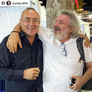 Müfit Can Saçıntı Instagram - #Repost @sunay.akin with @use.repost
・・・
Sarıyer Kitap Günleri’nde kitap imzalarken, yanıma gelerek onurlandırdı beni… Okurlarıma “İmza günümün stepnesi Müfit Can Saçıntı’dır” dedim… Gülüşürken sordum: “Dolmuş adlı mizah dergisinde yazılarının altına ‘Stepne’ imzasını atan kimdir?”… Sadece sanatına değil, bilgisine de hayran olduğum, güzel yürekli kardeşim hemen yanıtladı:”Rıfat Ilgaz”… Ne de olsa Hababam Sınıfı’ndan arkadaşız, Müfit Can Saçıntı kardeşimle… @mufitcansacinti