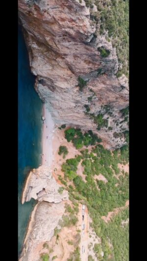 Muhammed Akay Instagram - - Saklı Cennet Kara Mağara -

(Telefonu sola çevirmeyi unutmayın☺️🙏)

Hatay’ın Yayladağı ilçesine bağlı Yayıkdamlar köyüne yaklaşık 7 kilometre uzaklıkta bulunan Karamağara ve hemen altında bulunan Yuvadibi sahili, mavi ve yeşilin her tonunun yanı sıra muhteşem deniziyle adeta gizli bir turizm cenneti konumunda.

Muhakkak görmeniz gereken yerlerden biri. 
Bu tanıtım videosudur çok yakında Kara Mağara videomuzun uzun versiyonu paylaşılacaktır.

#yayladağı #karamağara #hatay #samandağ #saklıcennet
