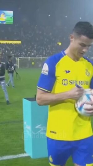 Muhammed Akay Instagram - Cristiano Ronaldo is unveiled as an Al-Nassr player 💛💙 Türkçe: Ronaldo Al Nasr oyuncusu olarak tanitildi, tebrikler Ronaldo. #ronaldo #alnassr #reels #capcut #video #football #portugal #alnasr #makaywebvideos