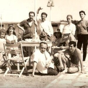 Müjde Ar Instagram - Soldan sağa ben Mehtap Annem Münir özkul en sağda Suna Selen