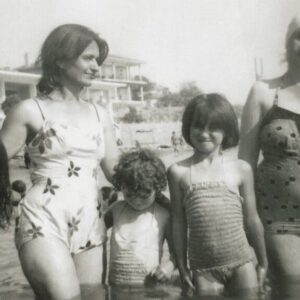 Müjde Ar Instagram - Teyzem Amerikaya gimeden önce Ben ve Mehtap iki yanında Caddebostan plajı 1962.
