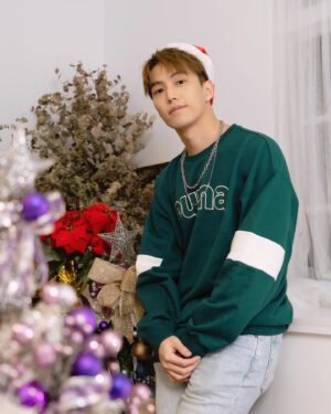 Muji Hsu Instagram - 12/25聖誕快樂🎄⛄️🎅
祝福大家平安順利 心願都可以達成
長大後有多少年的聖誕忘記許願 
今年又許了一波新願望
#1225 #christmas #merry