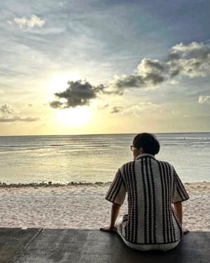 Muji Hsu Instagram - 最近的天氣 讓我想起關島的一些碎片
感謝關島觀光局 帶我認識真正的關島
第一次當機長開飛機 第一次在關島跑半馬 
把這邊的行程幾乎都跑了一遍 
還認識了來自世界各地的人
尤其跑半馬時真的好好的把關島的每個角落都感受到了
20年前就跟家人來過一次關島
很巧的是 帶我們的導遊跟20年前帶我跟家人的居然是同一人 只是從菜鳥導遊變成了最資深導遊 就連住的飯店居然也跟20年前住的一樣😆
這次算是把模糊的記憶找回來 每地方都覺得好熟悉
@visitguam_tw 
@visitguamusa 
#關島 #機長 #半馬 #旅遊 #世界 #角落 #20年 #就是愛關島