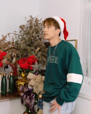 Muji Hsu Instagram - 12/25聖誕快樂🎄⛄️🎅
祝福大家平安順利 心願都可以達成
長大後有多少年的聖誕忘記許願 
今年又許了一波新願望
#1225 #christmas #merry