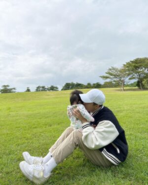 Muji Hsu Instagram - 今年深深的體會了生命
又當叔叔了第二個小姪女出生，不像采星出生的時候馬上跑到醫院去看她，而是關在房間難過了一整天，傳訊息給媽媽，跟媽媽說她差幾週就可以看到的小孫女出生了，多希望媽媽能看到這個胖胖的妹妹可能覺得有些遺憾，媽媽離開前幾天我哥摸著嫂嫂的肚子說：「媽 快生了」媽媽點點頭沒有回應，有好多話想說但又不知道如何說出口，今年生命逼著自己成長，有了更多心境上的轉換，「死亡留下無法治癒的心痛，愛留下無法竊取的記憶」
今年上了非常寶貴的一課珍惜跟家人的每一個時刻，期待2024
#2023 #2024 #生命