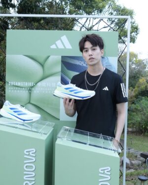 Muji Hsu Instagram - 參加了兩天的adidas SUPERNOVA 超越舒適之旅 收獲良多 
這次來運動真正的感受到了舒適這個詞 
一直以來覺得舒適就是舒舒服服的 
沒想到這次居然可以運動起來也這麼舒適 
也體驗到了最新的SUPERNOVA穿起來非常舒適有包覆感 
不但運動適合 平時休閒也可以穿 好看又百搭 
 這次跟著教練一起在山上跑也是這麼合適✌🏻✌🏻

��現在還有21天免費試跑體驗計畫
�即日起至3/18 於指定通路購買全新 SUPERNOVA 系列鞋款
試跑不滿意可回原消費通路辦理全額退費�
詳細活動資訊 @adidas_tw 

�#adidas #adidastaiwan #supernova超越舒適