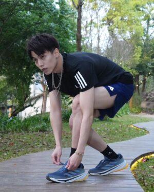 Muji Hsu Instagram - 參加了兩天的adidas SUPERNOVA 超越舒適之旅 收獲良多 
這次來運動真正的感受到了舒適這個詞 
一直以來覺得舒適就是舒舒服服的 
沒想到這次居然可以運動起來也這麼舒適 
也體驗到了最新的SUPERNOVA穿起來非常舒適有包覆感 
不但運動適合 平時休閒也可以穿 好看又百搭 
 這次跟著教練一起在山上跑也是這麼合適✌🏻✌🏻

��現在還有21天免費試跑體驗計畫
�即日起至3/18 於指定通路購買全新 SUPERNOVA 系列鞋款
試跑不滿意可回原消費通路辦理全額退費�
詳細活動資訊 @adidas_tw 

�#adidas #adidastaiwan #supernova超越舒適