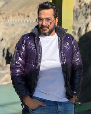 Mukesh Chhabra Instagram - Jacket Aachi hai ? Ya glasses ? Ya beard ? Ya phir main 🤪
