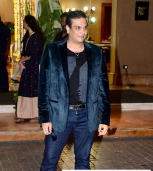 Mukesh Chhabra Instagram - Chalo Bina chashme wala Naya look and New belt