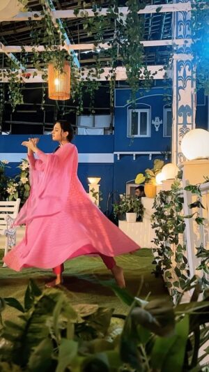 Munira Kudrati Instagram - Mujhe ab koyal banna hai ๐
.
.
.
.
.
.
.
.
#reels #reelsvideo #insta #instagood #instadaily #dance #dancing #sawarloon #explore #explorepage #fyp #โค๏ธ