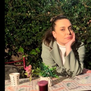 Münire Apaydın Instagram - Şu şekil karşılıyorum yeni seneyi.
Silah sıkmayı güç sanan şerefsizler valla önce siz bitin!