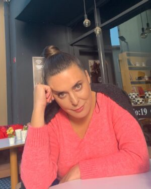 Münire Apaydın Instagram - Çalışıyoruz 🍭🍭 Son iki bölüm…

#nofilter #yeslight #work #istanbul #benimgüzelailem #fabrikayapım
