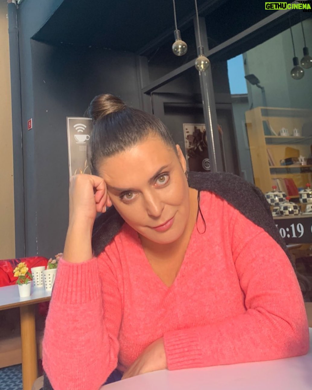 Münire Apaydın - 3 Likes - Çalışıyoruz 🍭🍭 Son iki bölüm…
#nofilter #yeslight #work #istanbul #benimgüzelailem #fabrikayapım