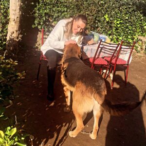 Münire Apaydın Instagram - İşi erken bitince köpeklerle oynamış ve de setin önündeki pazara uğradıktan sonra güneşe doymuş serotonin salınımlı bir birey ☀️🐕

#istanbul #kanlıca #sun #dog #love #kanlicapazari #onset #wednesday #dogoftheday #doglove ♥️