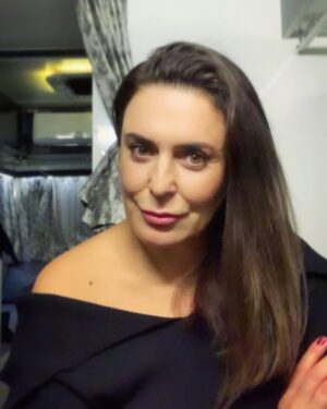 Münire Apaydın Instagram - Bir hikayenin sonuna geldik 🍁
Biz çalışmayı dün gece itibarıyla tamamladık.
Benim güzel ailem son iki bölümüyle Çarşamba akşamı sizlerle olacak. 
Bu tatlı yolculuğa içtenlikle eşlik eden ekip arkadaşlarıma sıkıca sarılıp  teşekkür ederim ♥️
@benimguzelailemtrt 
@fabrikayapim