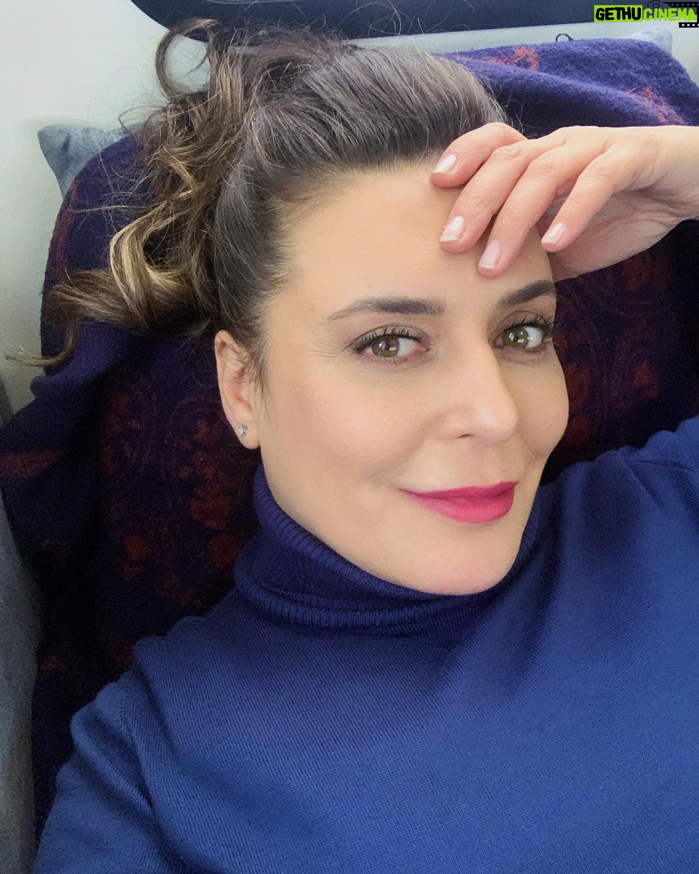Münire Apaydın - 3 Likes - Hava soğudu. Ama çalışmaya devam 💙
Mutlu hafta sonları 🦋