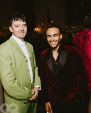 Munya Chawawa Instagram - They call me David, the way I Ran to the Cam 🎙️🔥GQ Men of the Year dressed in @boss.⁣⁣ 
⁣⁣
Styled by @lewismunro_ ⚡️⁣⁣
Pics by @rowben_ / @moeez 📸 
Thank you @britishgq