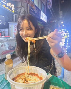 Murase Sae Instagram - #dailylook 밥 잘 챙겨 먹어요🫶🏻💖

お店広いのに前回と同じ席だった😳笑
トッポギはメイクショップで教えてもらった東大門の🥡💕
今日もお疲れさまでした！ご飯よく食べてね〜😸🍽️