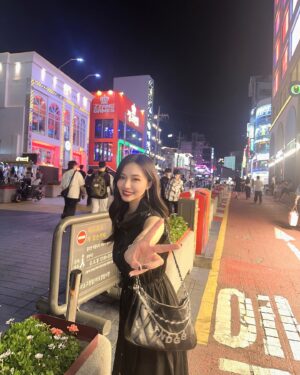 Murase Sae Instagram - #dailylook 밥 잘 챙겨 먹어요🫶🏻💖

お店広いのに前回と同じ席だった😳笑
トッポギはメイクショップで教えてもらった東大門の🥡💕
今日もお疲れさまでした！ご飯よく食べてね〜😸🍽️