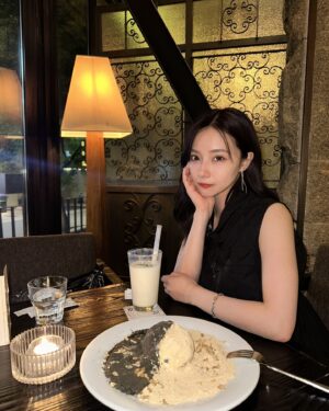 Murase Sae Instagram - #dailylook 밥 잘 챙겨 먹어요🫶🏻💖

お店広いのに前回と同じ席だった😳笑
トッポギはメイクショップで教えてもらった東大門の🥡💕
今日もお疲れさまでした！ご飯よく食べてね〜😸🍽️