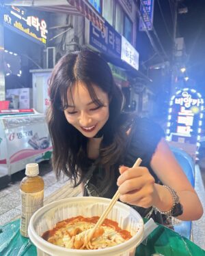 Murase Sae Instagram - #dailylook 밥 잘 챙겨 먹어요🫶🏻💖

お店広いのに前回と同じ席だった😳笑
トッポギはメイクショップで教えてもらった東大門の🥡💕
今日もお疲れさまでした！ご飯よく食べてね〜😸🍽️