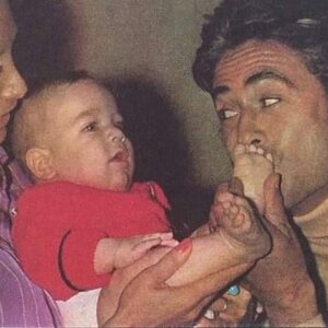 Murat Arkın Instagram - İlk set deneyimimden sonra sabaha karşı eve gelip yatağında babamın ayaklarını böyle öpmüştüm. "Sen bu işi yarım asırdan fazladır en muhteşem şekilde nasıl yapıyorsun" diyerek... #tbt #baba #emek #saygı