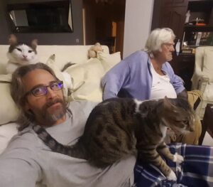 Murat Arkın Instagram - Dün babamı ziyarete gidemedim, ama o geldi. Tam karşımda oturuyordu. Üzerinde yine portakalı ikiye ayırıp kabuğuyla zevkle yediğini saklamayan, lekeli beyaz atleti, onun üzerinde bir türlü vaz geçemediği, şu an odamda asılı hala baba kokan hırkası, bacakları yazın dahi olsa üșüdüğü için her daim örttüğü pikesi, yüzünde dünyaları aydınlatan gülümsemesi vardı. Saçları en temiz beyaz, hafif yana taralı. Az önce yine matematik soruları çözmüş, belli. Belki yine bir soruda takıldı. "Murat şuna bir bak ya" demek için geldi belki. Kurşun kalemi elinde. Masada kağıt yok. Gene masaya yazmış. Annemin "Fahrettin, orada kağıtlar var" dediğini duyuyorum. 

Babam bana bakıyor. Konuşmuyor ama sesini duyuyorum. "Murat sevdiğini belli etmez, söylemez o" diyor. Bir an duraksayıp "bu kez değil" diyorum içimden. Sonra dünyaları sarsacak, tarifi imkansız bir iç titremesiyle, okşarcasına "Seni nekadar çok sevdiğimi biliyorsun, değil mi? " deyiveriyorum. 

Bu fotoğraftaki günü hatırlattı bana. Yanıma gelip öpmemişti, koklamıştı adeta. "Murat güzel bir film koy izleyelim yahu" demişti. Malkoçoğlu Ölum Fedailerini izlemiştik. 

Hayatımsın babam. İyi bayramlar olsun.