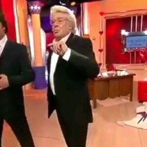 Murat Arkın Instagram - Kadir Kök abim. Hatırlar mısın ? Hastaneye ilk ziyaretine geldiğimizde, kapıda bizi gördüğünde hüngür hüngür ağlamaya başlamıştın. Kimse duymadan kulağıma "Senin baban var ya. Her filmde bizim gibi 25 kişiye ekmek kapısı aralardı. Benim emekçi ekibim yoksa ben de bu filmde yokum derdi" demiştin. Abim sen vefasın. 

Belki telif hakları olsaydı bu durumda olmazdın. Kaç yüz filmde oynadığını sen bile bilmezsin. Ama sen yine de kimsenin elini eteğini öpmedin. Sen omurgalı duruşsun. 

Önüne para koysalar hak etmediğin parayı almazdın. Son söyleşimde de verdiğin ince mesajdaki gibi sen sadece iş istedin. Sen alın terisin. 

Setlerde sen sadece oyunculuk yapmadın. Tüm setin tüm yükünü omuzlarında taşıdın. Sen emeksin. 

Sen yeşilçamın ta kendisisin. 

Yattığın yerde rahat uyu abim...