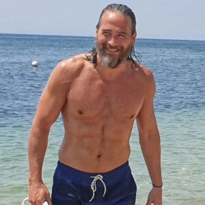 Murat Arkın Instagram - Çok değil, 14 15 ay önce formumuz fena sayılmazdı. Zor bir yıl oldu. Çok zor. Tüm sıkıntıları spor ile atlatmak için planlar yaptım. Spor programımı paylaşmamı isteyen oldukça fazla mesajlar geliyordu. Sizlerle bunları da paylaşacağım. Beleş...

Ama "günde 10 dakika çalışarak..." diye başlayan aldatmacalar yok. Protein tozu ve benzeri ürünler yok. Sadece zihin ve bedenin birlikte uyumlu çalışması var. 

Takipte kalın.