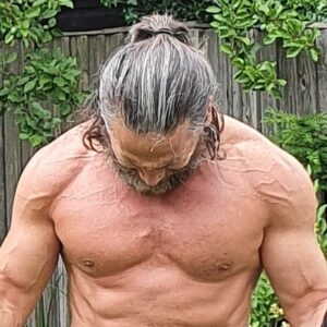 Murat Arkın Instagram - Hani spor yaparken yorulduğumuz yerde kaslar daha fazlasını çekmez sanırız, bırakırız ya, işte tam da o an hırsını devreye sokabilmek, devam edebilmek en büyük keyif. Bir de bunu hayatın her alanında uygulayabildik mi işte ozaman dadından yinmez.