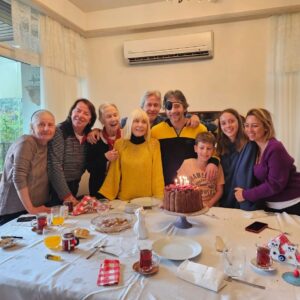 Murat Arkın Instagram - Her kavuşma aslında bir ayrılık. Bu sene ben konuştum, sen dinledin babam. Her zaman her yerde benimle olmana rağmen anlatacak ne çok şey varmış. Sen bu fotoğrafların her yerindesin.