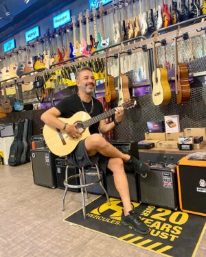 Murat Aygen Instagram - Müzik enstrümanı almayı seviyorum. Bugün de aileye bu arkadaş katıldı. #cordobagkstudio #guitar #gitar